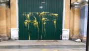 Дверь испорчена граффити